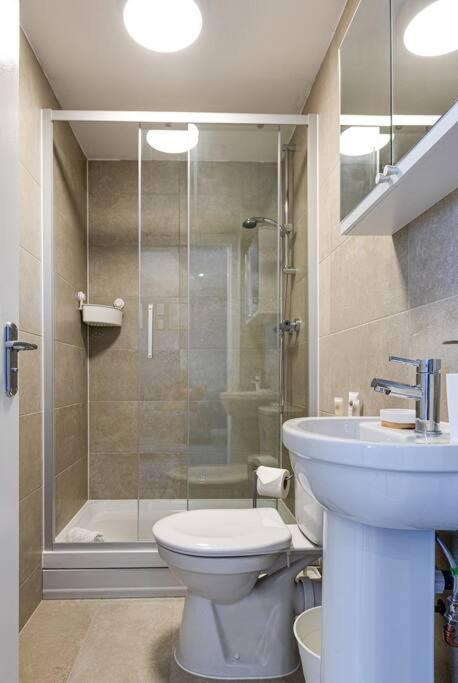 Entire 1 Bed Apt In The Centre Of Stockport Exterior photo