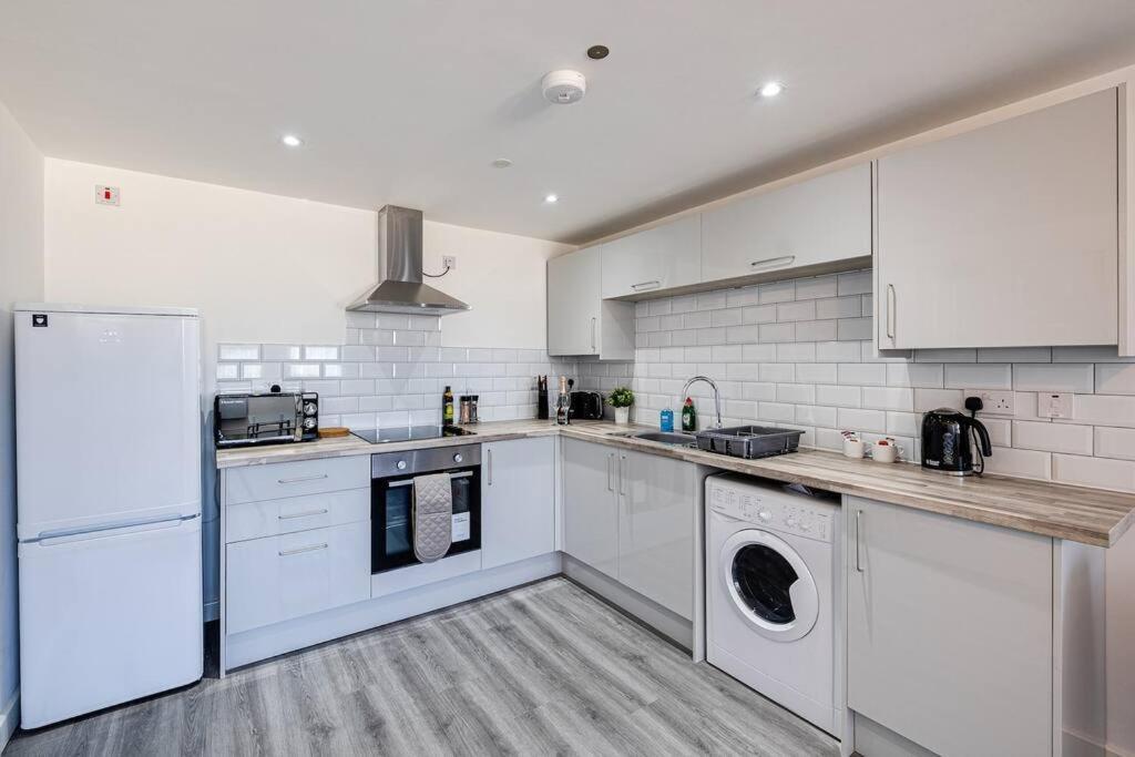 Entire 1 Bed Apt In The Centre Of Stockport Exterior photo